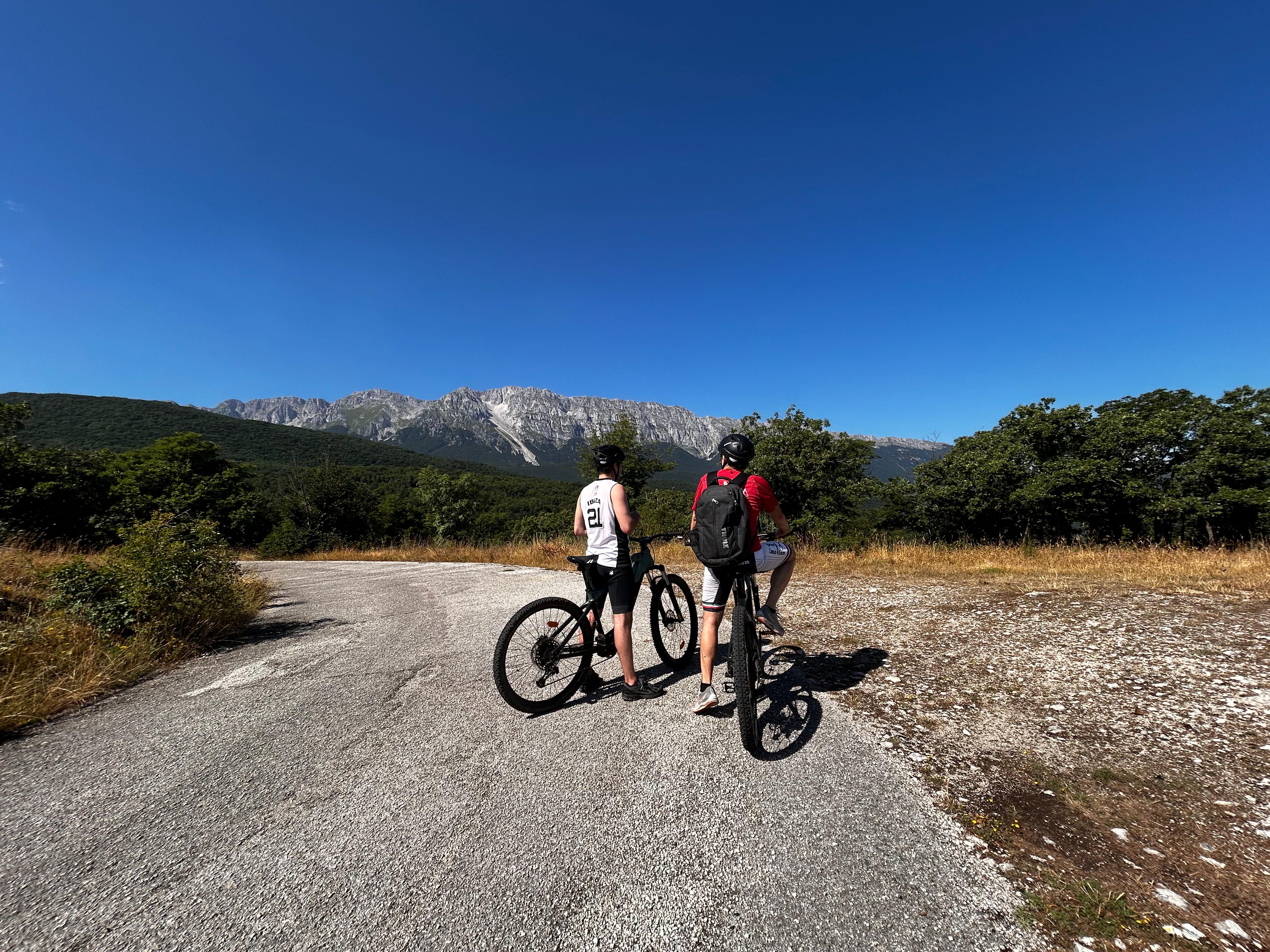 E-bike tra Torri e Borghi medievali sul Sirente con degustazione
